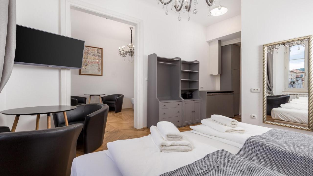 Apartments Art Teatro ริเยกา ภายนอก รูปภาพ
