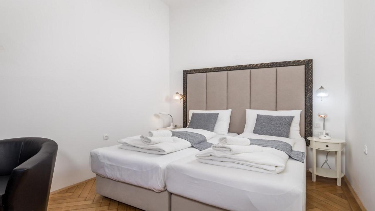 Apartments Art Teatro ริเยกา ภายนอก รูปภาพ